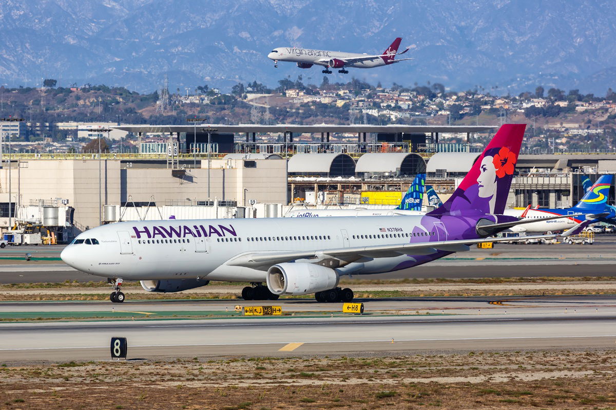 Bomb scare on San Diego runway halts Hawaiian flight