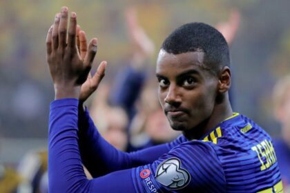 Liverpool FC breaks English transfer record with €145m signing of Alexander Isak