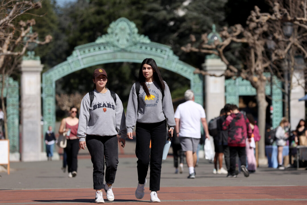 Lawmakers Push to End Discriminatory College Pricing