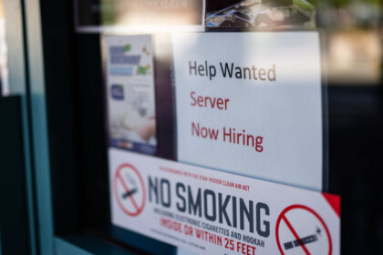 US Jobless Claims Unexpectedly Fall to Lowest Level Since April